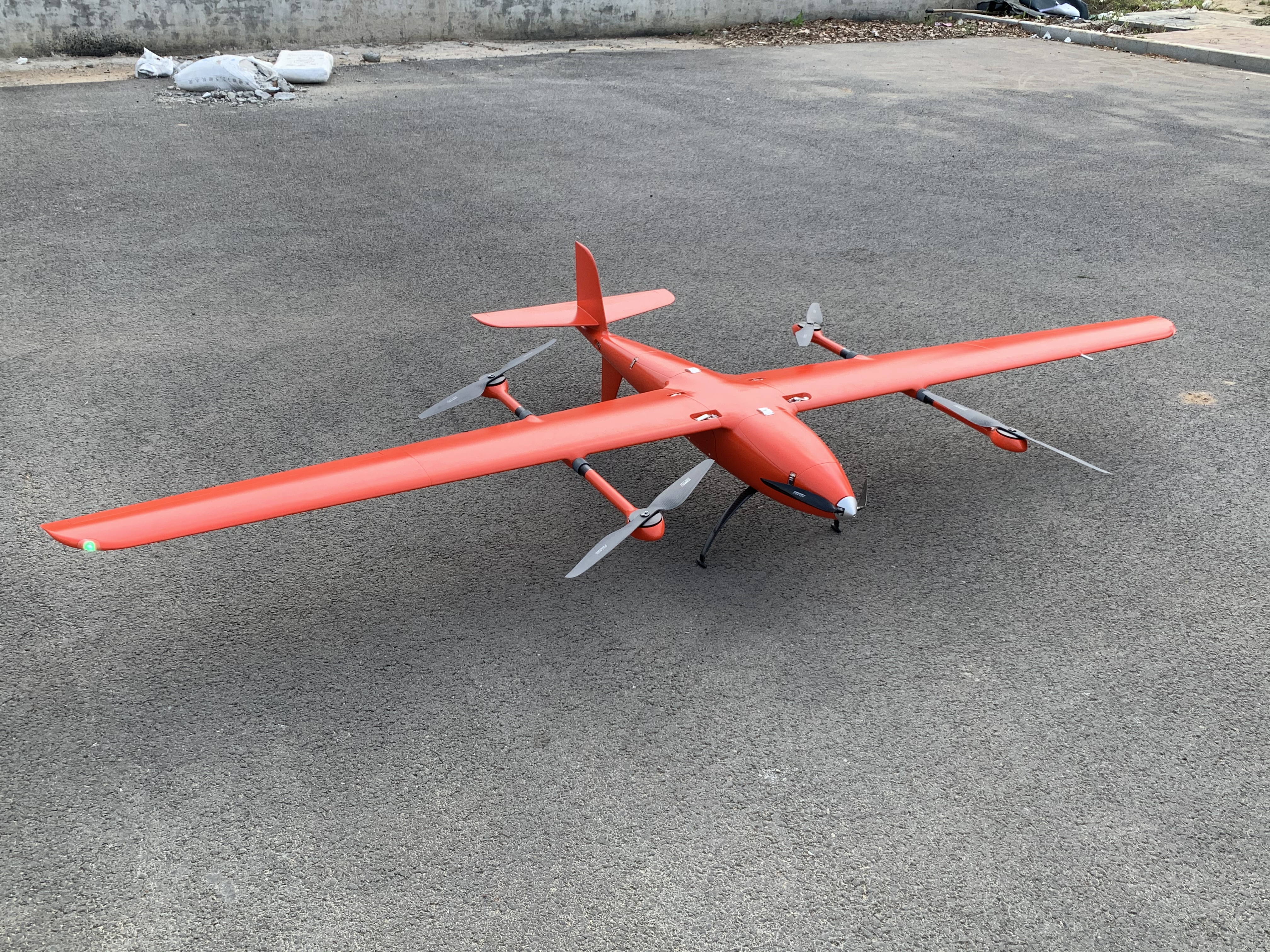 大飛機航攝(左)<a href='http://www.skybj.com.cn/typearticle/330-1.html' target='_blank' title='無人機航攝'><strong>無人機航攝</strong></a>(右)